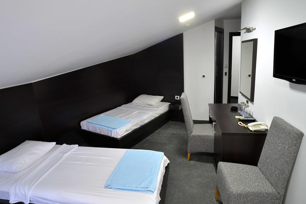 Hotel Golf Kruševac Oda fotoğraf
